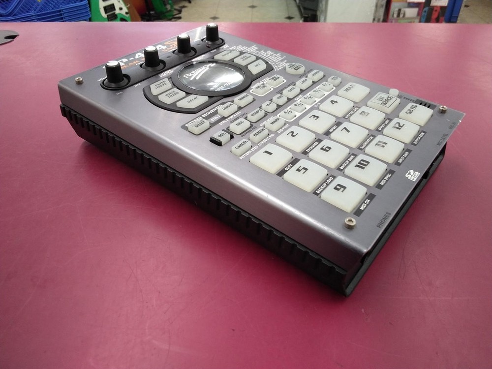 Roland SP-404SX Linear Wave Sampler 12 Polyphony 44.1kHz 29 Effects Silver