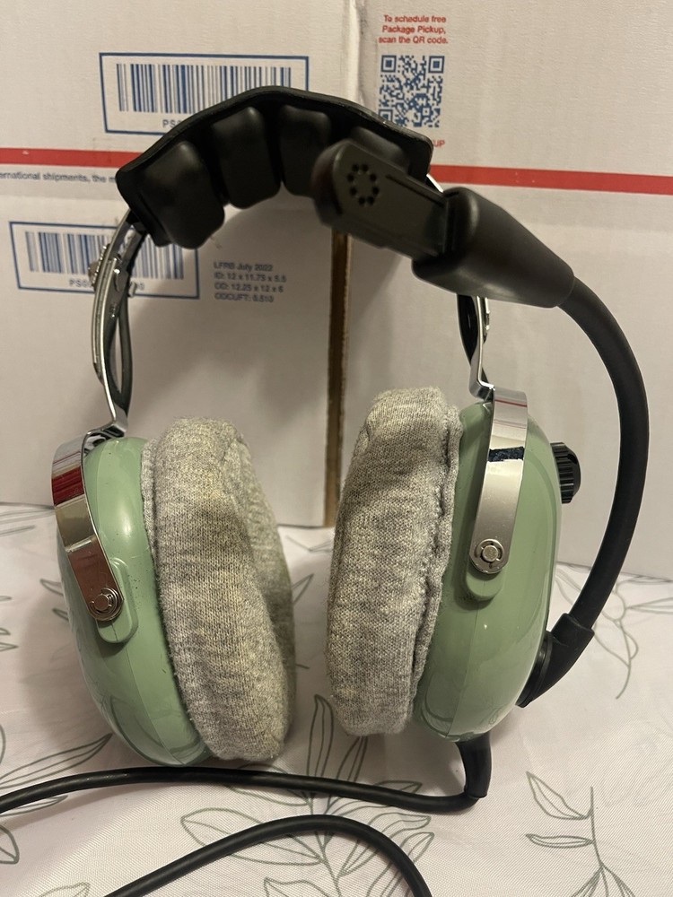 David Clark Noise Attenuating Aviation Headset/microphone. Model H10-20