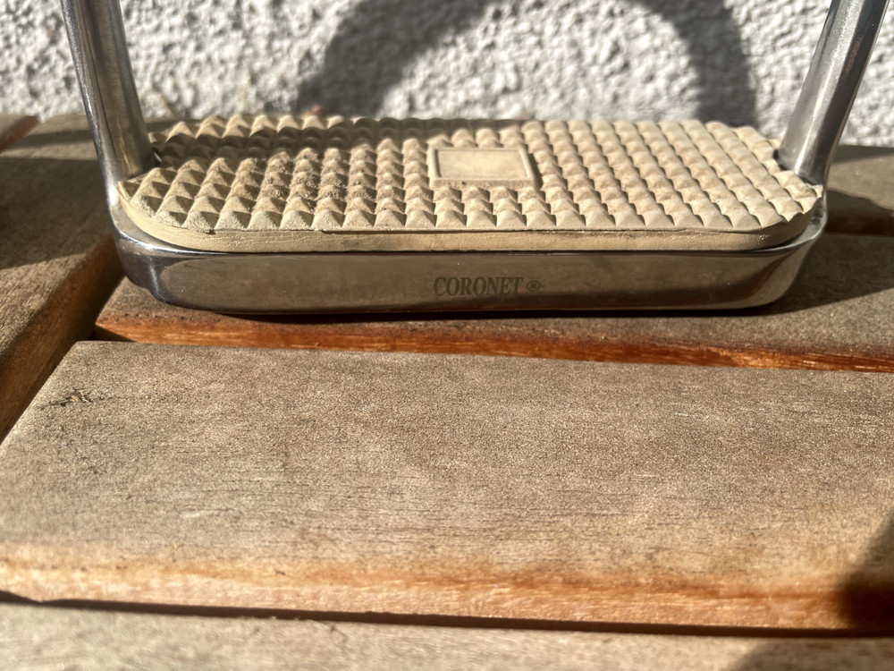 Coronet English Riding Irons 4.5"