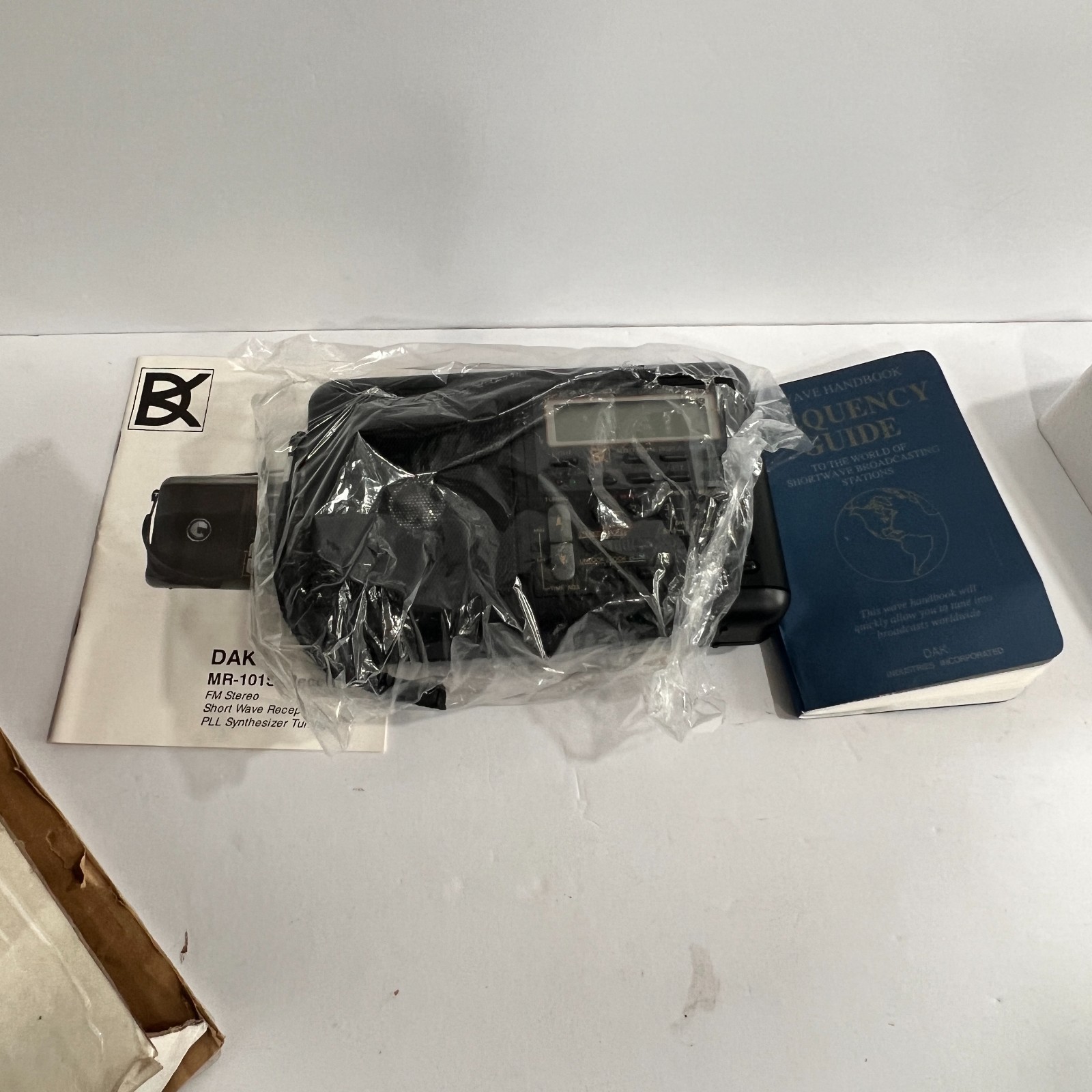 DAK MR-101s PLL Synthesized World Band Receiver FM/MW/SW1/SW2 w/Frequency Guide