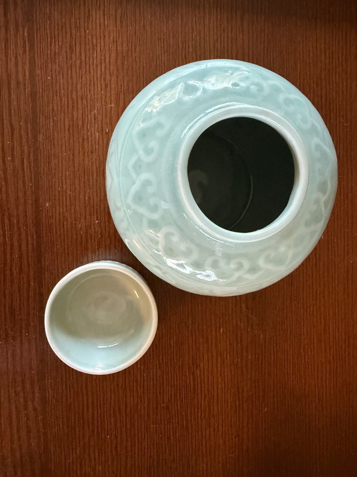 Vtg CHINESE CELADON GREEN PORCELAIN GINGER JAR & LID LOTUS FLOWERS 5.75”T X5”W