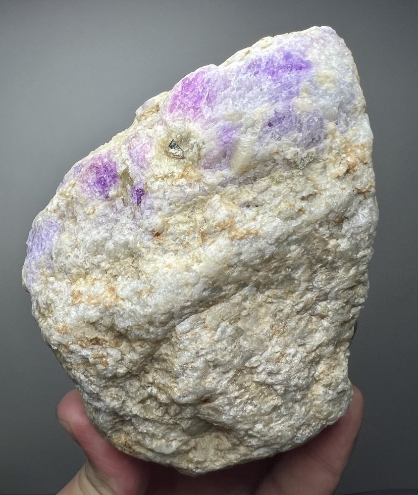 1342 Gr. Fluorescent Phosphorescent Sharp Tenebrescnet Hackmanite, Fluorapatite