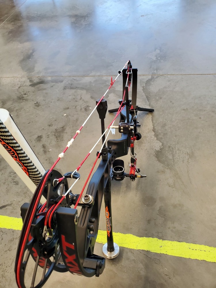 Electric Bowstrings: High Voltage custom compound bow string/cable sets