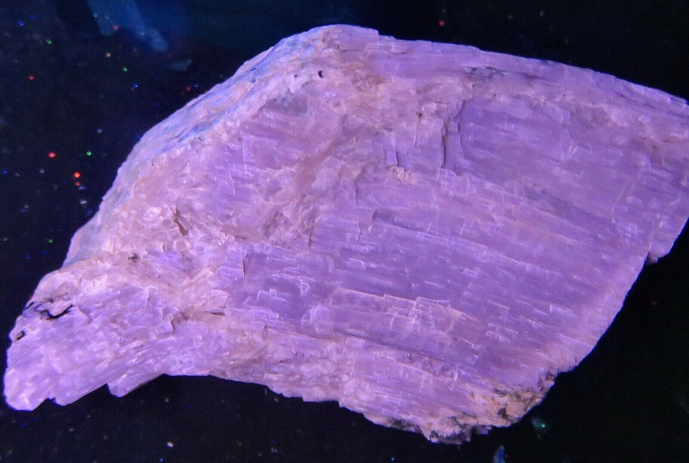 Fluorescent :  AGRELLITE   -  Kipawa River Complex  , Temiscamingue , Quebec