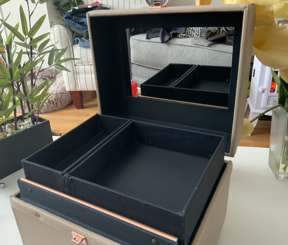 NWT CABOODLES LIFESTYLE TRAIN CASE