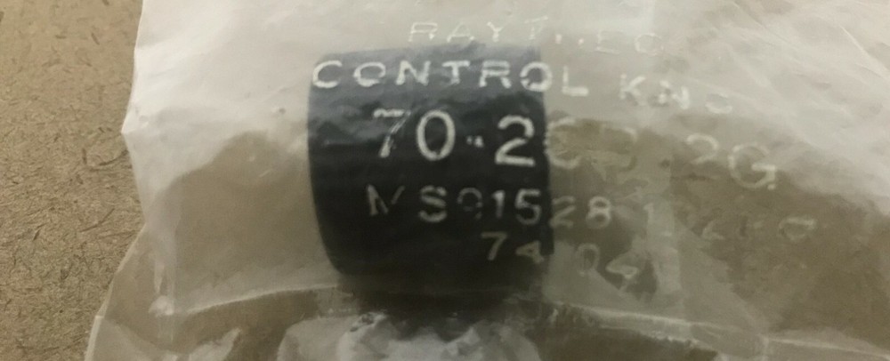 Raytheon Control Knobs MS91528-1D2BC aka 70-2CB-2G Concentric Skirted Round NOS