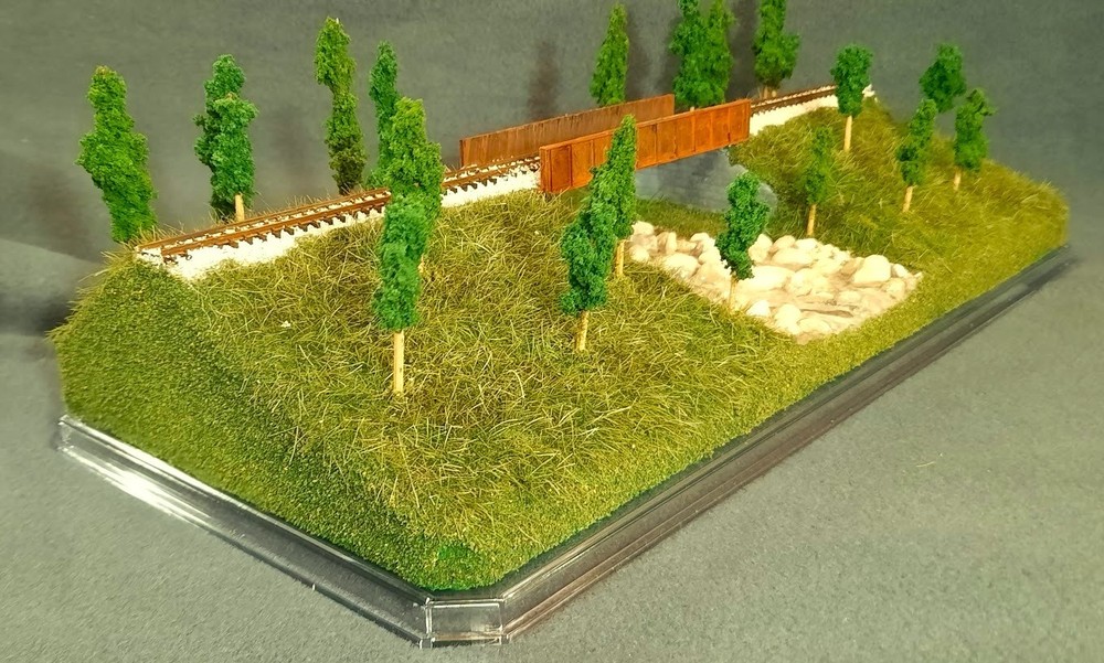 N SCALE- SINGLETRACK 16"-BRIDGE w/ STREAM "SUMMER SCENE" TRAIN DISPLAY CASE