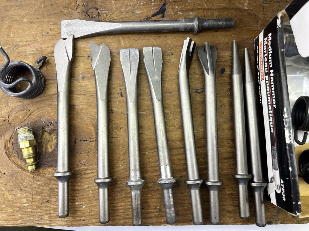 DEVILBISS ATP30 MEDIUM DUTY AIR HAMMER & 9 PC C&H AIR CHISEL SET