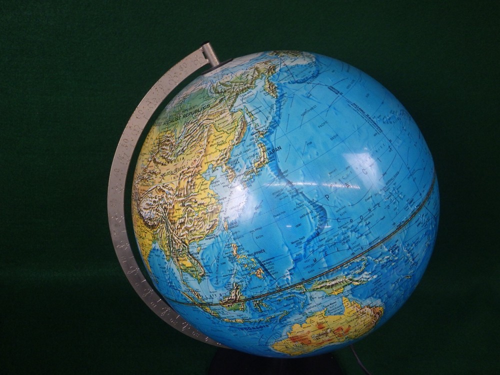 1972 vintage Lighted World Globe/map Scan-Globe, 15" Tall