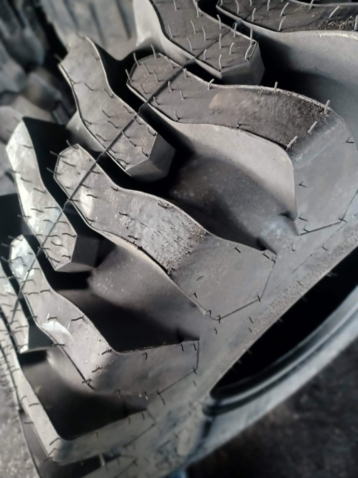 12.5/80-18 TIRE R-4 INDUSTRIAL 6PLY NEW COSMETIC BLEM 1258018 12.5 80 18