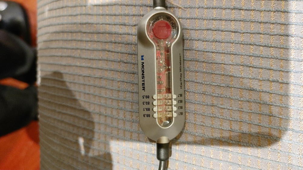 Monster FM Transmitter Car Adapter RJE160732-00 for iPad usage