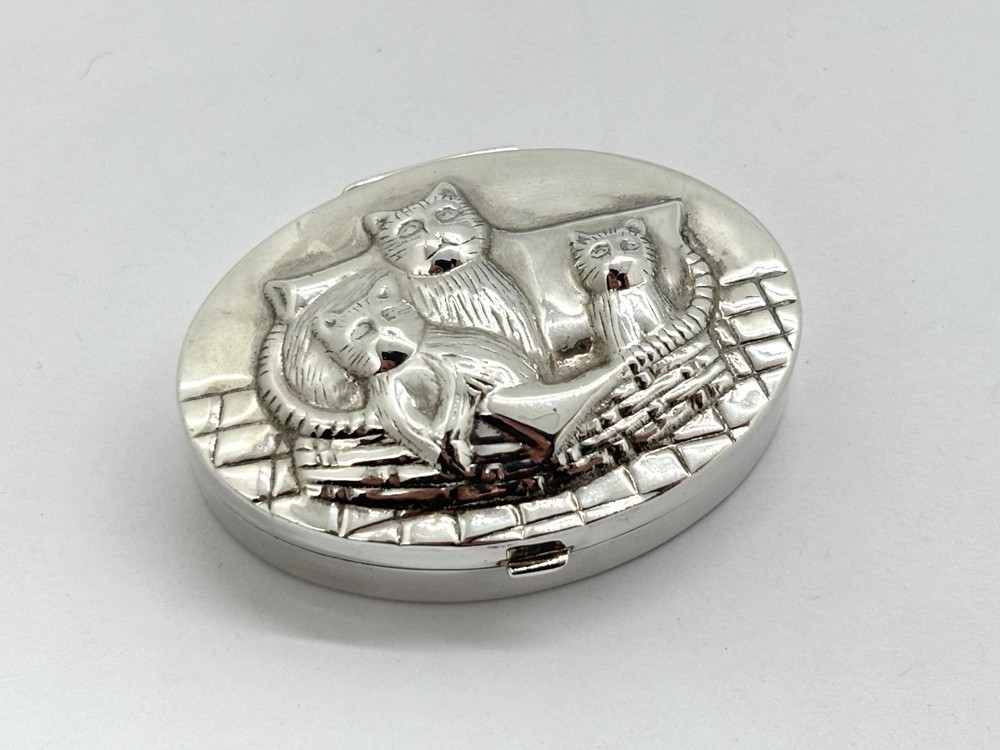 Solid Sterling Silver Pill Box / Trinket Case - Cat / Kittens in basket - 17.7g