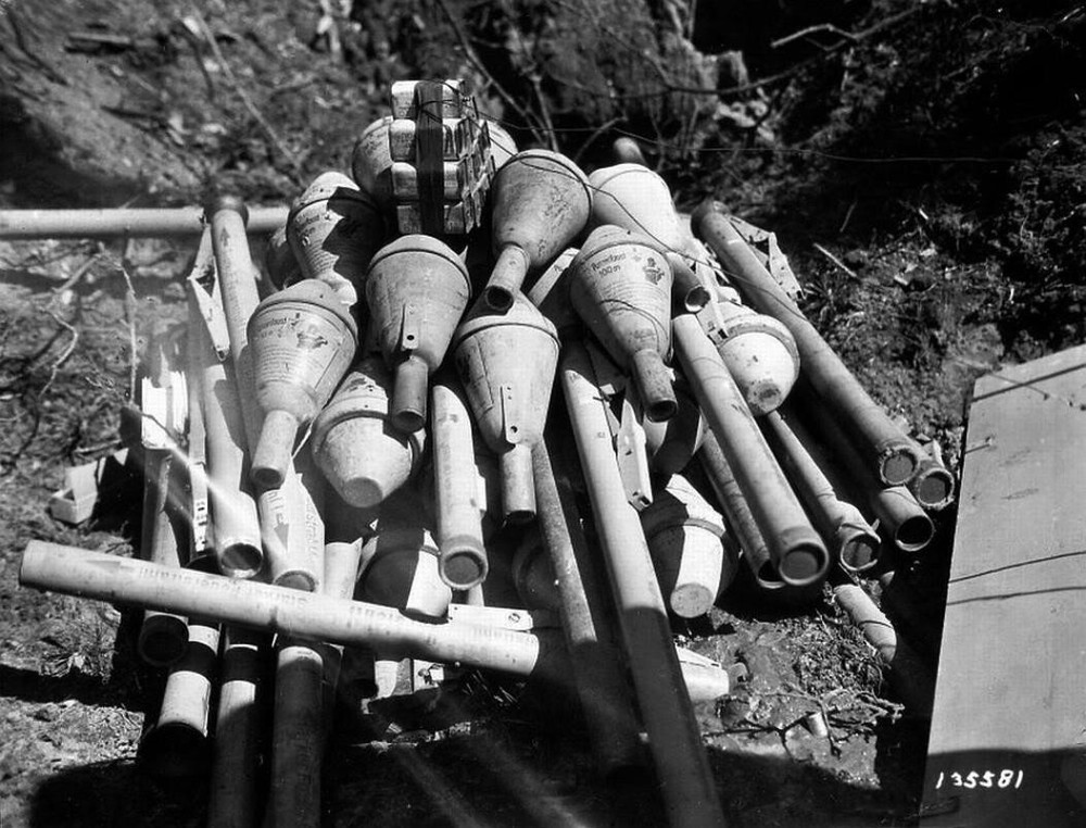 German WWII Panzerfaust 100 warhead decal, white