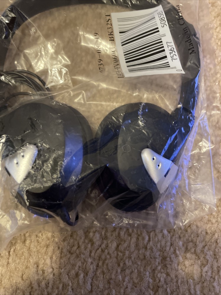 NWT Unbranded Wired Headphones