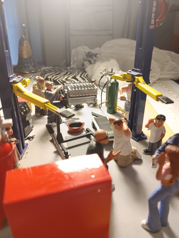 Auto Shop Diorama. Tools And Figures