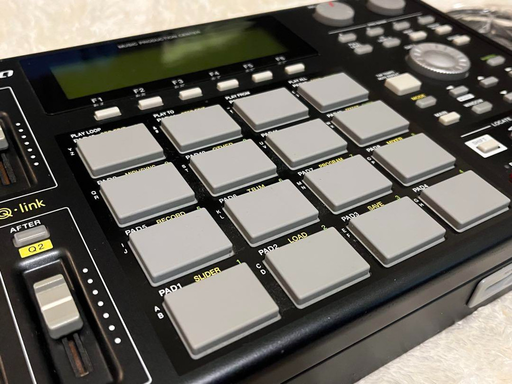 AKAI MPC1000 Sampling Machine Sampler Stereo 32 voices 64-track sequence Used