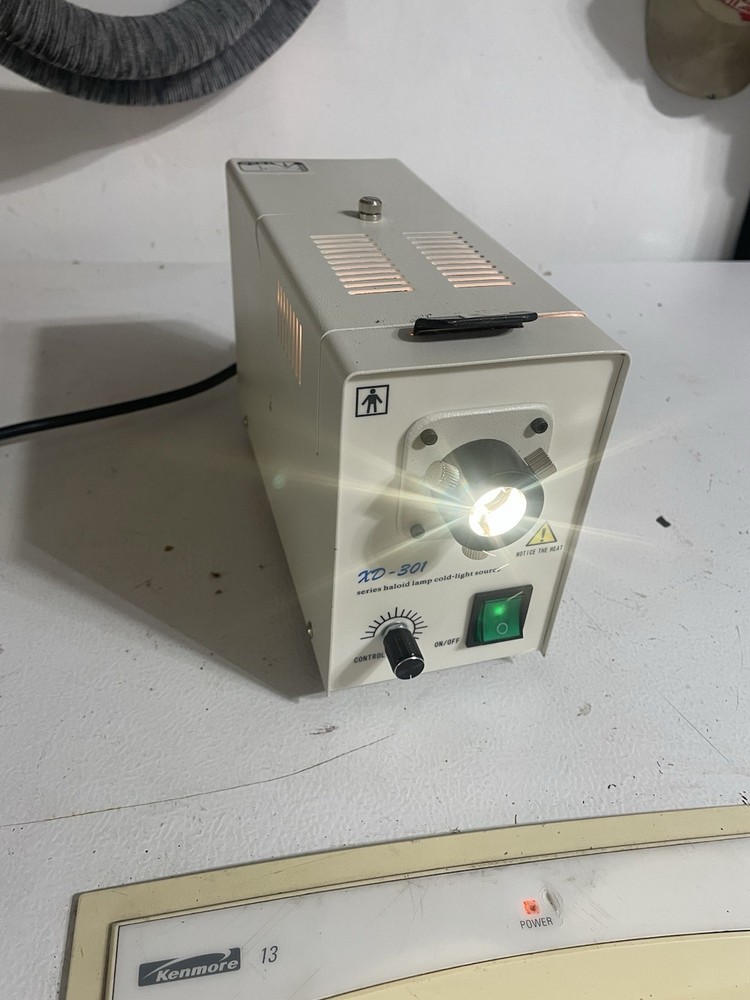 XD-301 Series 150W Haloid Lamp Cold-Light Source 1004011B Type: 1-BF