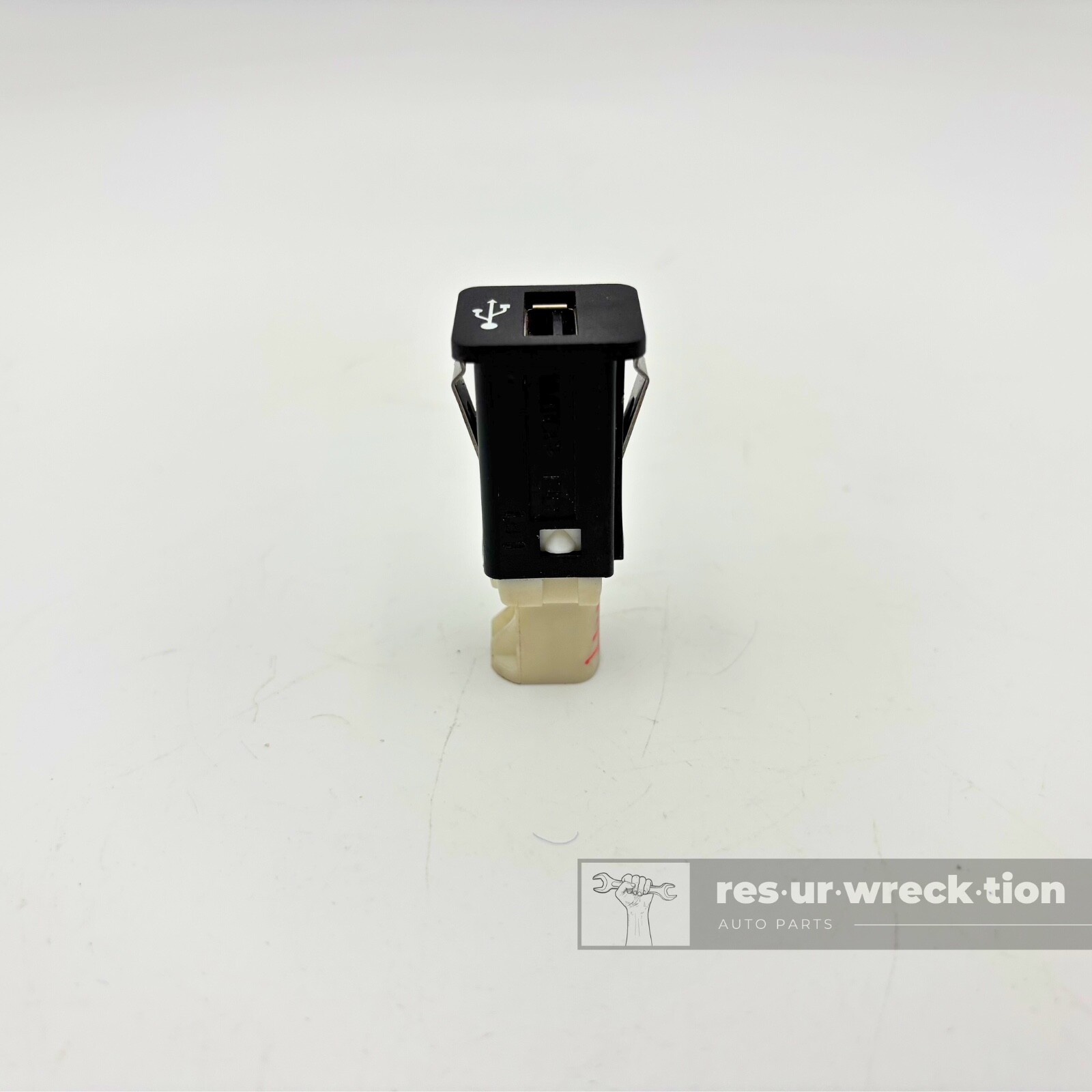 BMW USB Socket Port 1 3 5 6 7 X5 X6 Z4 E90 E91 E60 E61 OEM 9237656