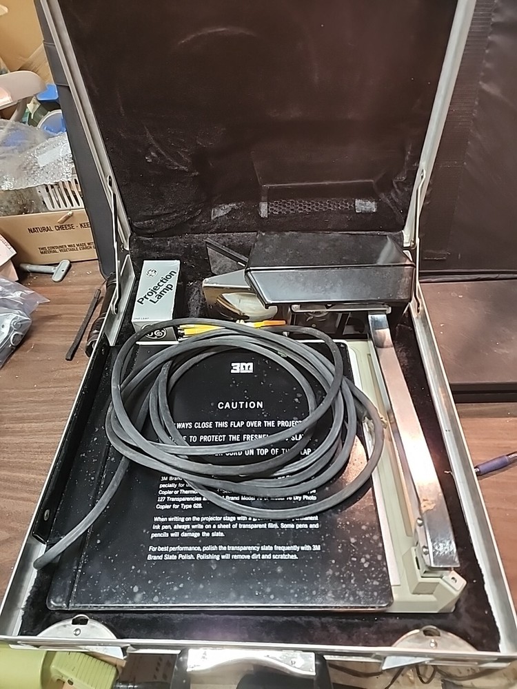 3M "O-88" Portable Overhead Projector, w/ hard case, Extra Bulb, Great