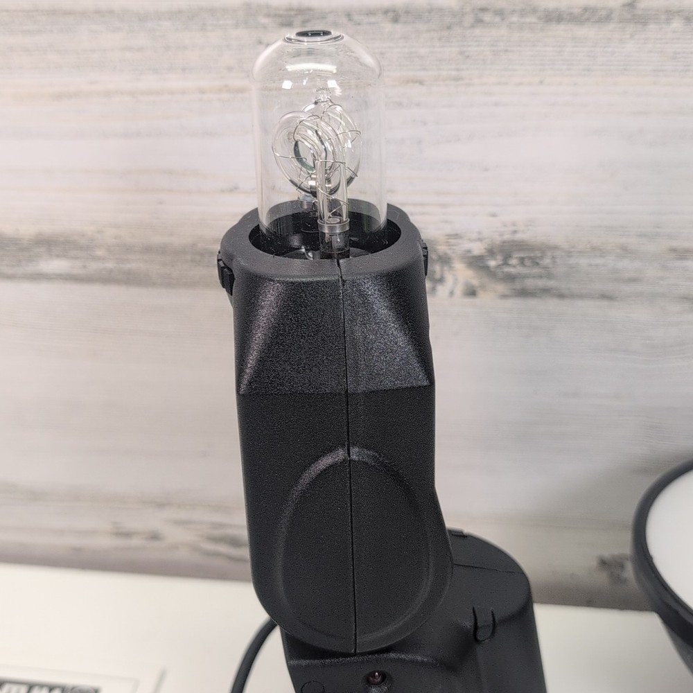 Quantum Instruments Qflash Model T5D-R Flash UNTESTED W/Bulb and Reflector