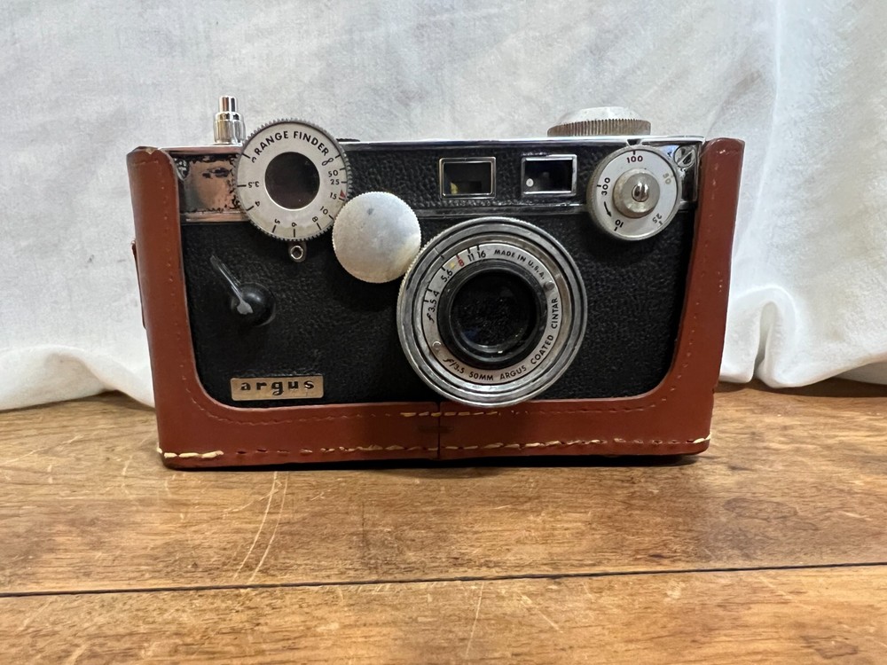 - Vintage UNTESTED - Argus: C3 w/ Leather Case