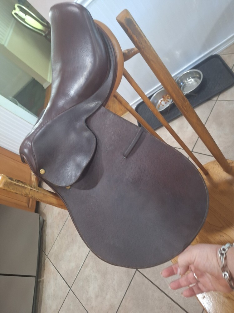 Collegiate 16.5" Saddle - Excellent Condition - with accessories