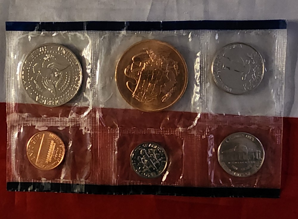 1992-P Official US Mint Souvenir Set with Envelope.