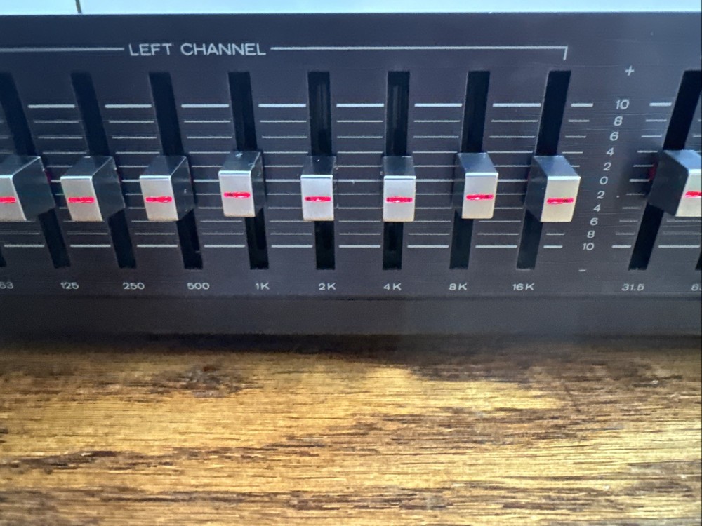 Hitachi HGE-1100 Graphic Equalizer Tested And Fully Functional.