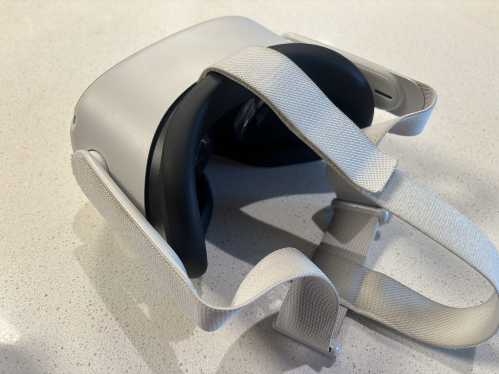 ***Excellent*** Meta Oculus Quest 2 128GB VR Headset W/Controllers