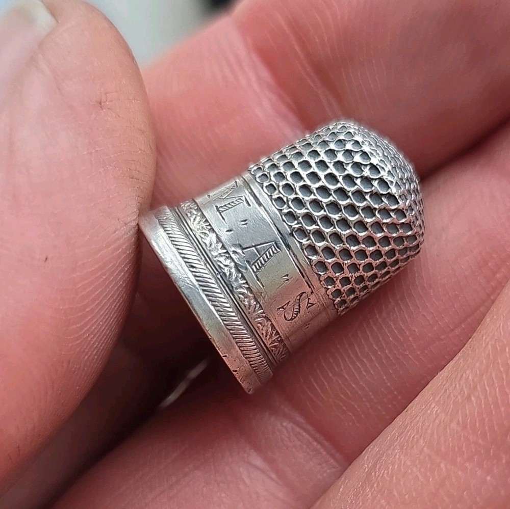 Antique boxed White Metal/ Silver Thimble.