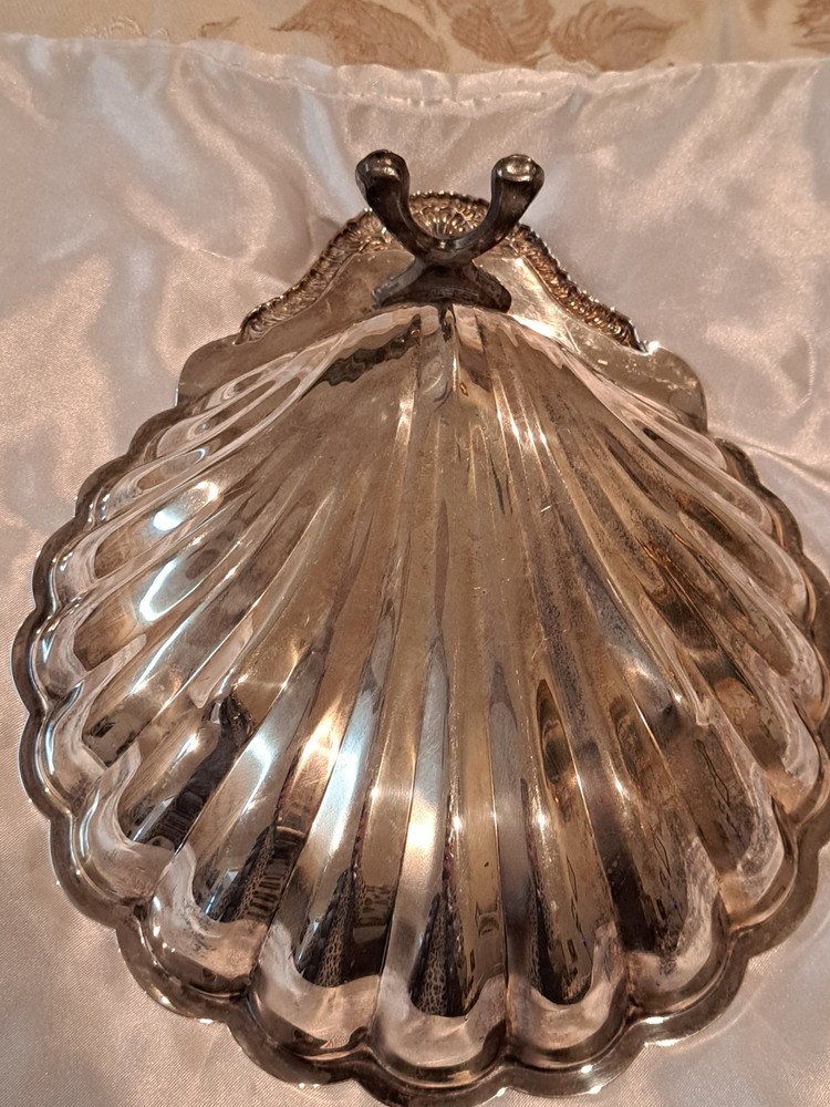 Leonard Silver Silver-plate Clam Shell Shaped Serving Bowl with Candle Holder