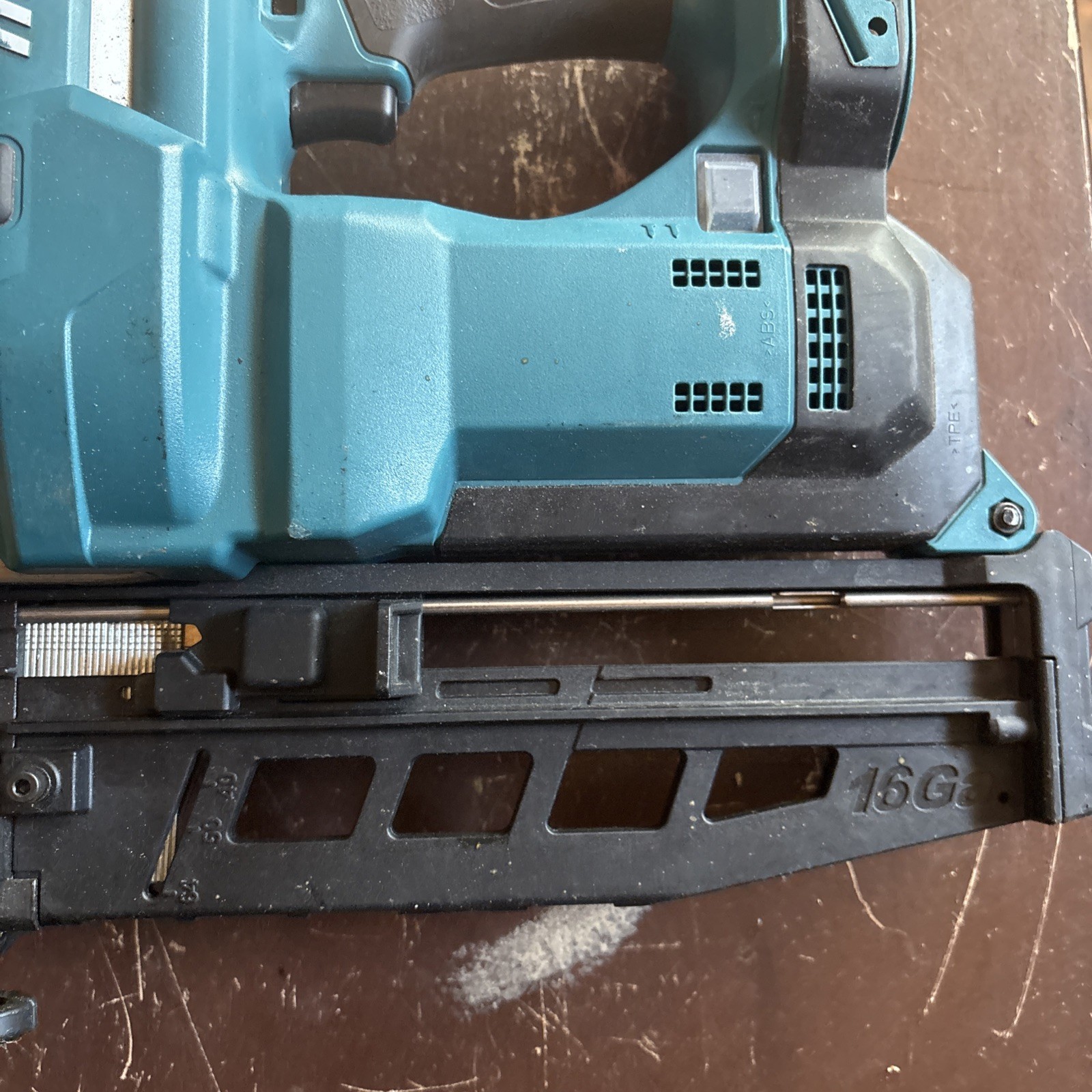 Makita XNB02Z 18V LXT 16-Gauge Cordless 2-1/2 in. Straight Finish Nailer