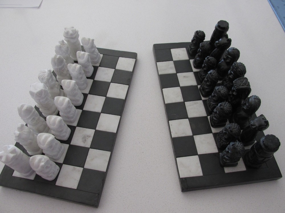 Vintage Onyx/Marble Chess Set (7" Square)