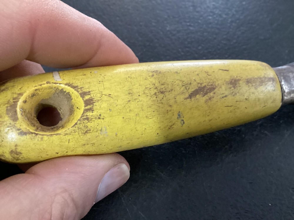 Single Stanley Yellow Handled Putty Knife / Scraper 7 - 5 - 1 1/4"