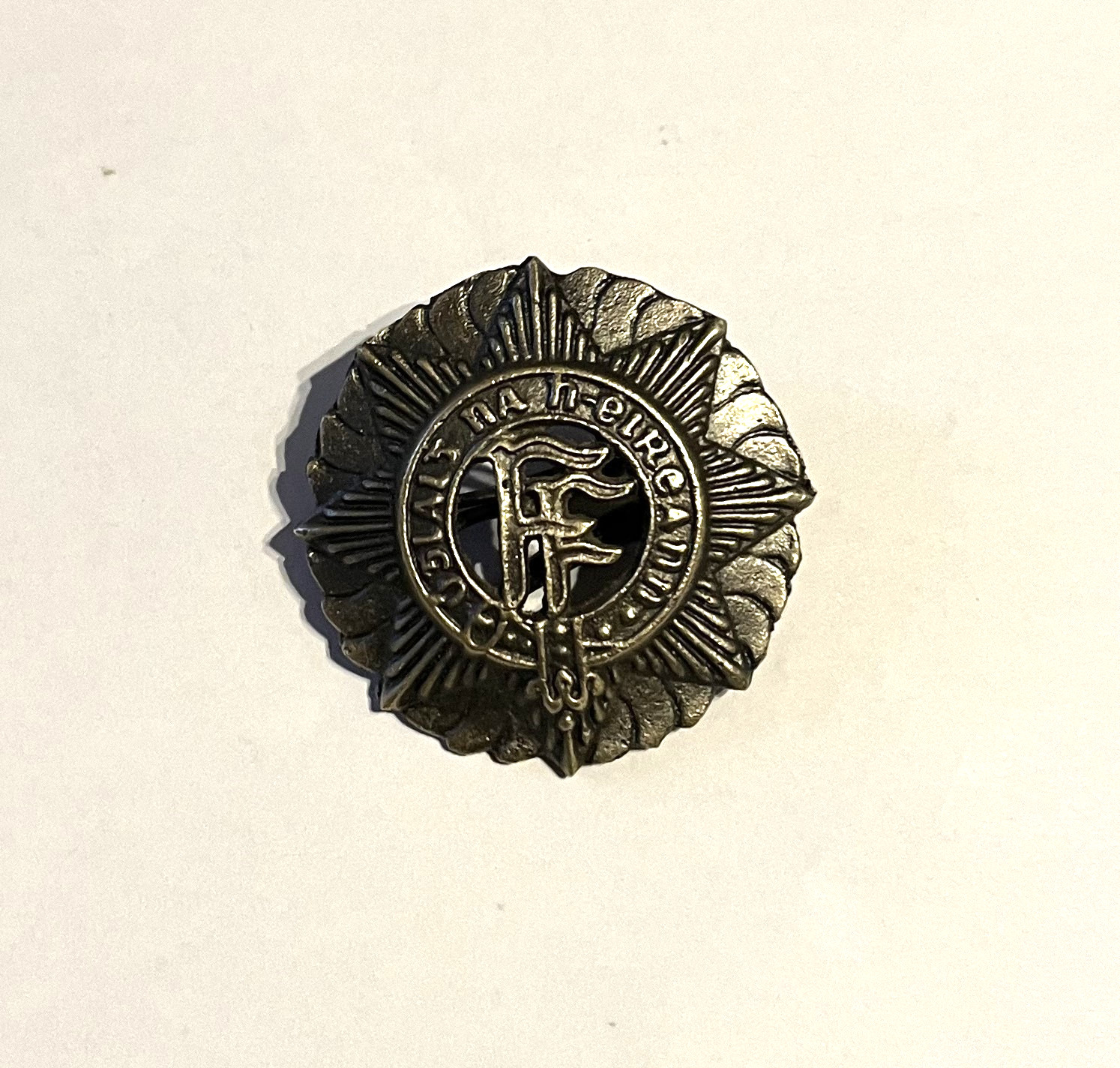 IRISH  VOLUNTEERS CAP BADGE 1913-1923