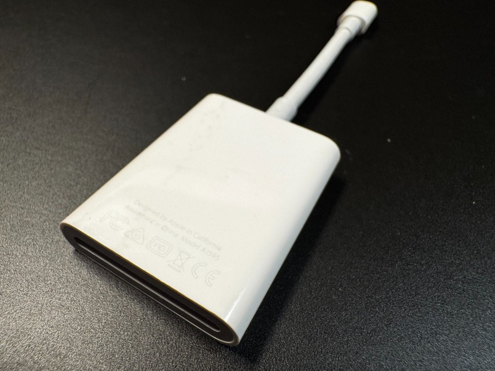 Apple Lightning to SD Card Camera Reader (USB 3) Model A1595 - white
