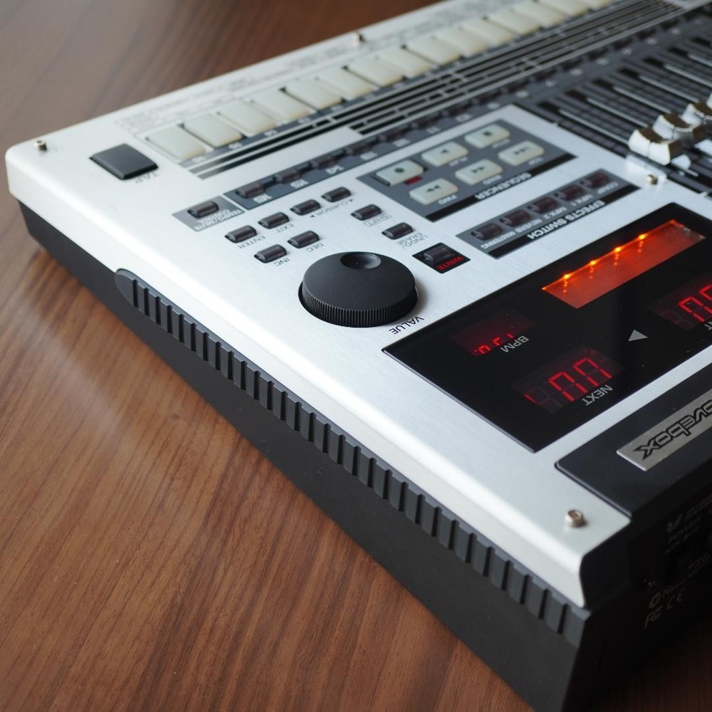 Roland MC-808 (+512 RAM)Sampling Groovebox Sampler Sequencer Used