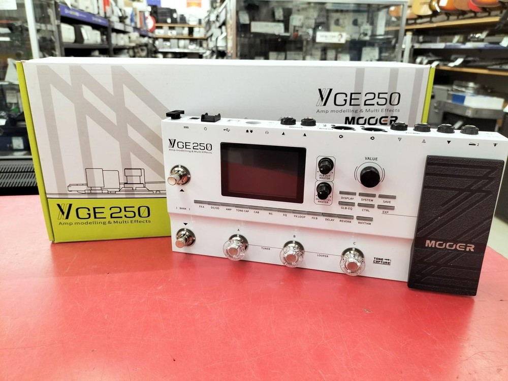 MOOER GE250 Multi-Effects Pedal