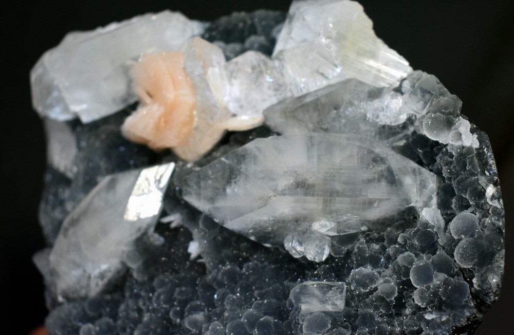 SHINING APOPHYLLITE CRYSTALS WITH STILBITE ON BUBBLE BLACK CHALCEDONY