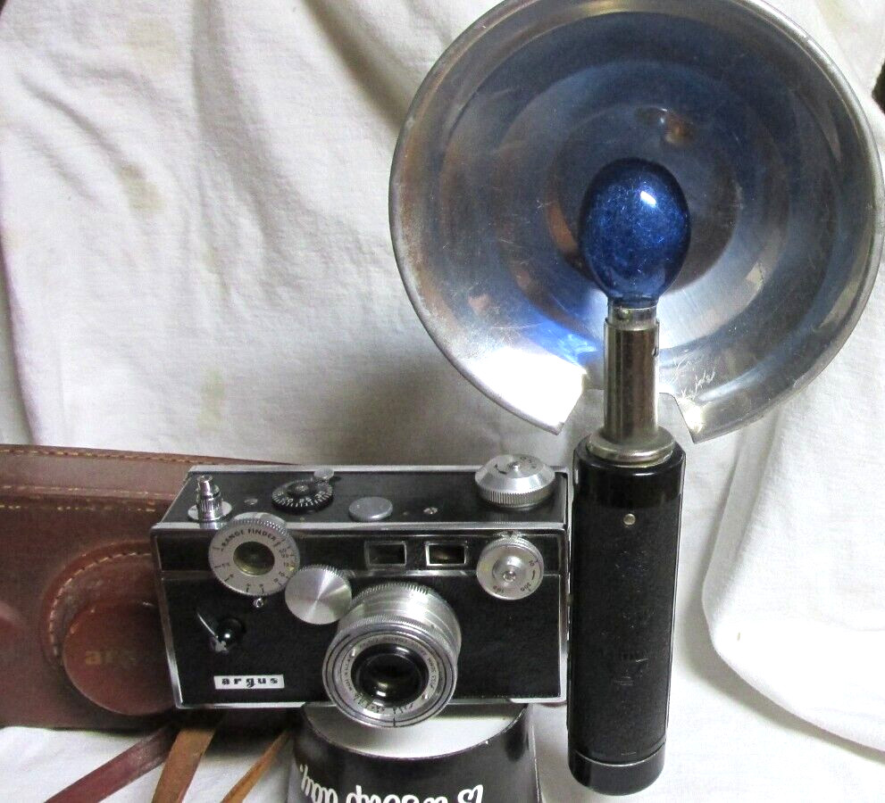 VINTAGE 1950s ARGUS C3 CAMERA WITH FLASH & BULB