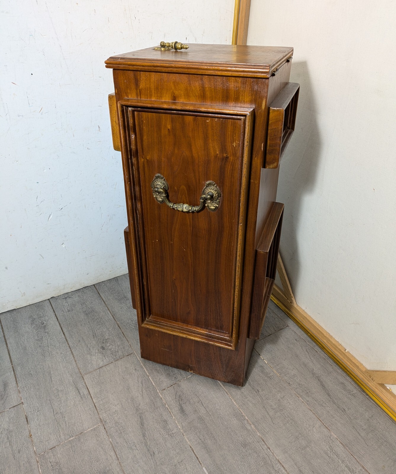 Vintage Art Deco English Regency Flip Top Cellarette Liquor Bar Rolling Cabinet