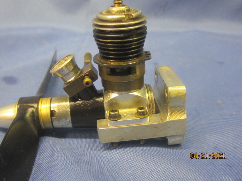 COX TD .051 2 STROKE GLOW ENGINE, WITH A MOUNT AND THROTTLE, USED