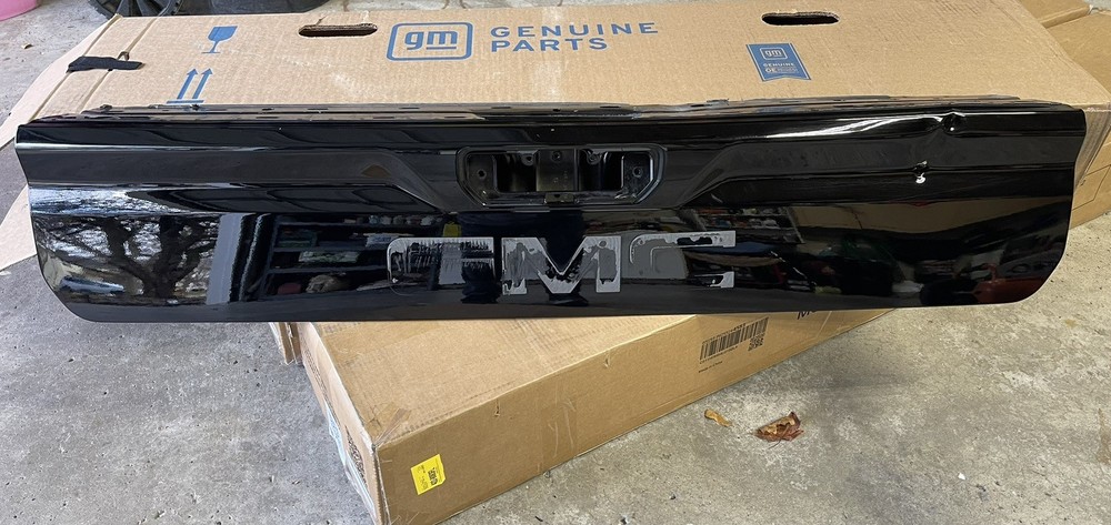2022 GMC Multi Pro Tailgate Upper Portion. Needs Repaired, Missing Letters.