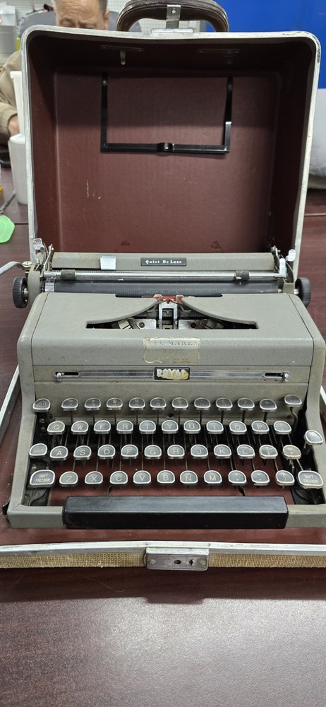 Royal Quiet 1941 Typewritter