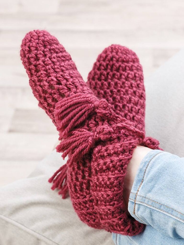 ANNIES COZY SLIPPER BOOTIES CROCHET KIT MAKES 2 PAIR