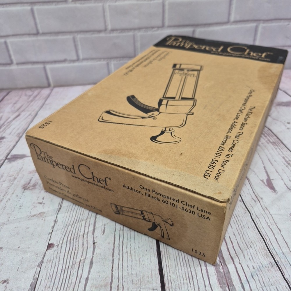 NIB Pampered Chef 1525 Cookie Press with 16 Pattern Discs