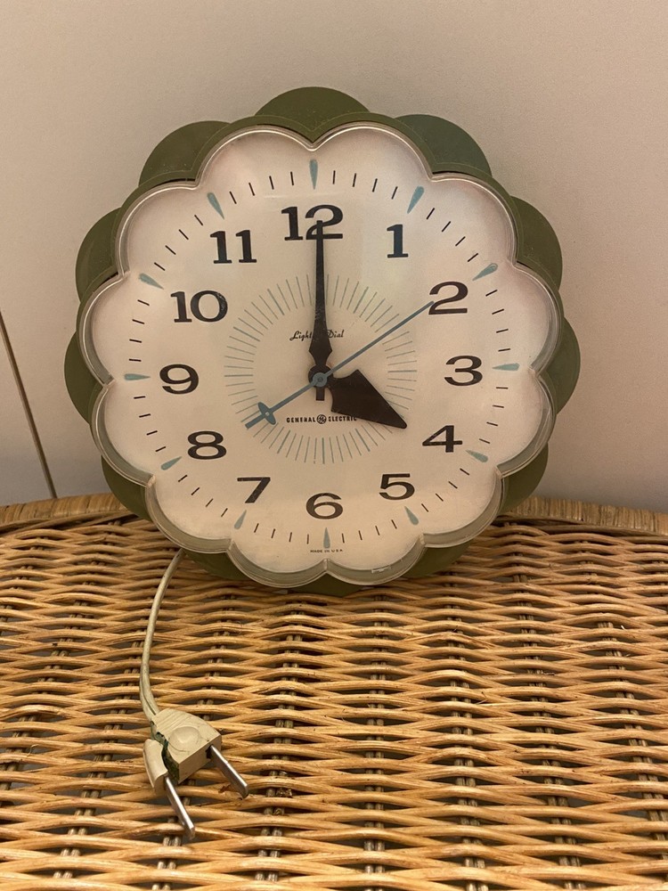 General Electric Lighted Dial MCM avocado Daisy Wall Clock work cracked plug