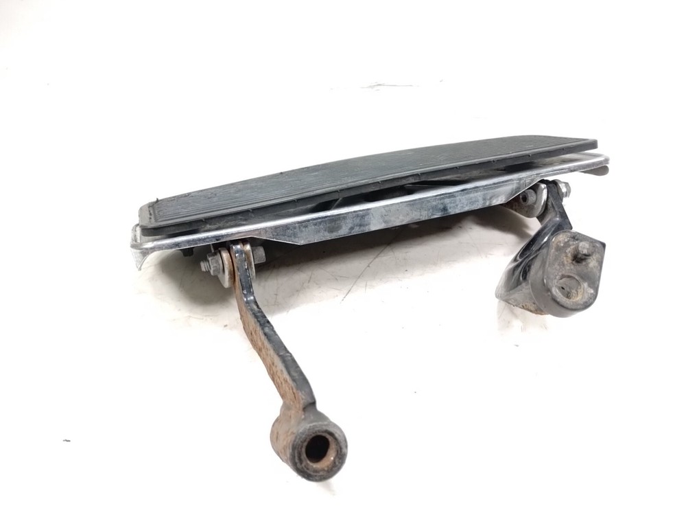 2009 Harley FLHTCU Ultra Classic Front Right Floorboard & Mount