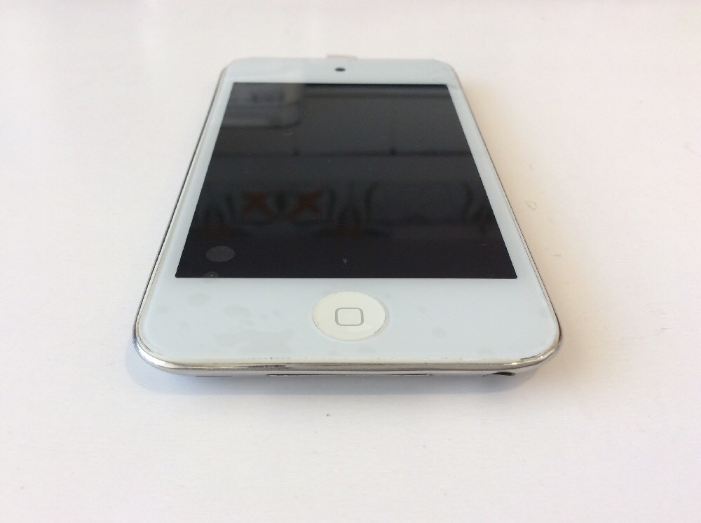 Apple iPod touch 4th Generation White (16 GB) Good Condition