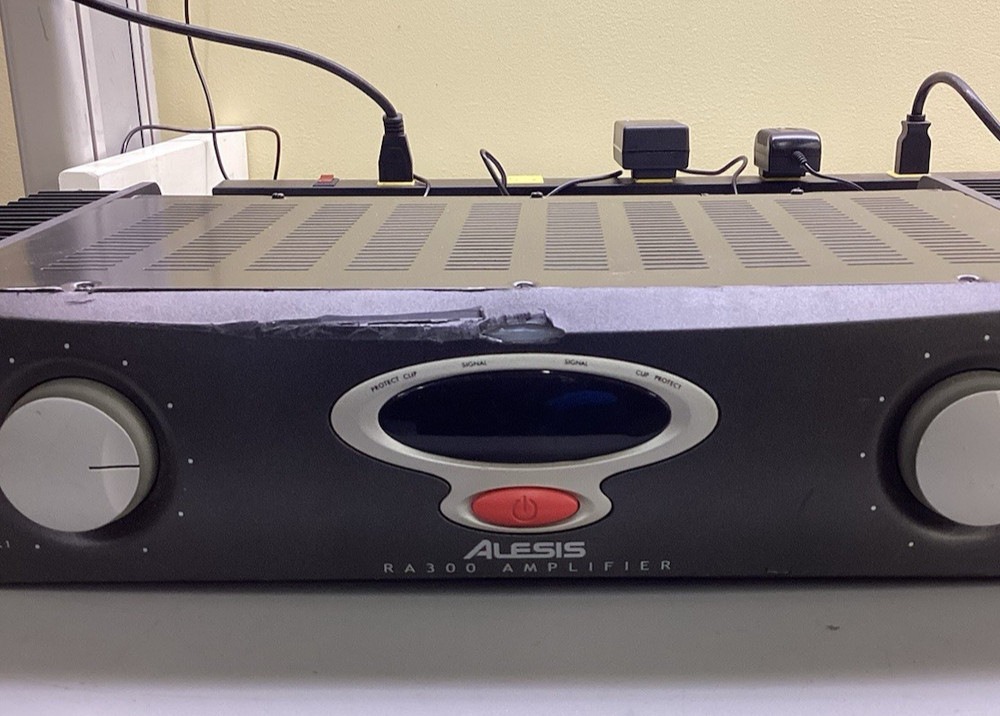 Alesis RA 300 Professional Reference Power Amplifier